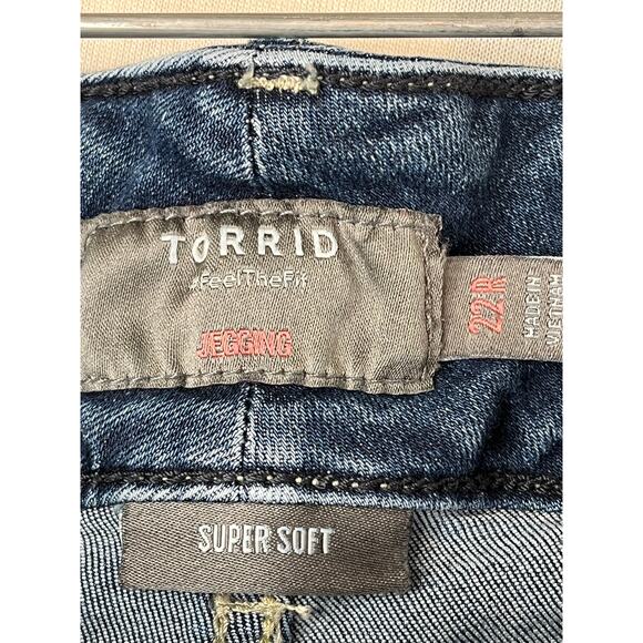 Torrid three button super soft denim jeggings, size 22R - Picture 2 of 10